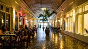 En restaurang eller annat matställe på The Banyan Hotel Fort Myers, Tapestry Collection by Hilton