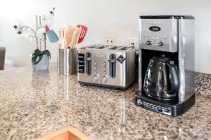 Příslušenství pro přípravu čaje a kávy v ubytování Lahaina Wonderful Condos