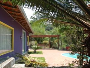 a house with a yard with a swimming pool at Pousada Vila de Gaia in Lavras Novas