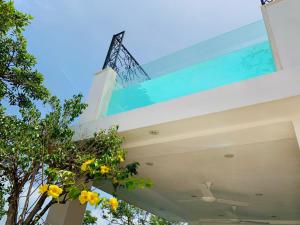 uitzicht op de onderkant van een gebouw bij Villa Antilope in Cancun
