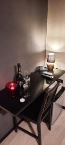 una mesa negra con copas de vino y una lámpara. en karma, en Montecorvino Rovella