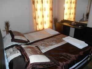 a bedroom with two beds and a desk and a mirror at Ulrika in Egina