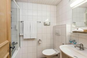 庫爾的住宿－Hotel Stern Chur，白色的浴室设有卫生间和水槽。