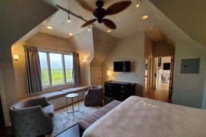 a bedroom with a ceiling fan and a living room at Geyserville Inn in Geyserville