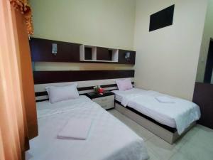 - une chambre avec 2 lits dans l'établissement Hotel Pilar Mosa, à Kampung Gunung Malang