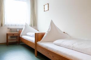 A bed or beds in a room at Ferienwohnung Heidi