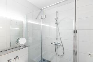 baño con ducha y puerta de cristal en Ferienwohnung Heidi, en Schruns