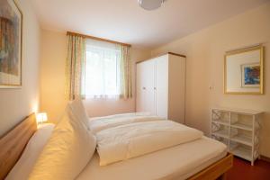 A bed or beds in a room at Ferienwohnung Heidi
