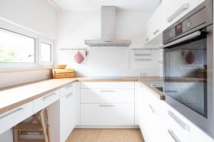 A kitchen or kitchenette at Ferienwohnung Heidi
