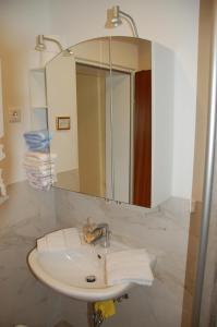 een badkamer met een wastafel en een spiegel bij Haus Barbara in Hilders