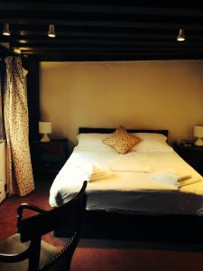 A bed or beds in a room at Pemberton House 