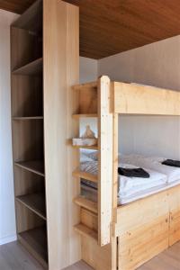 ein Schlafzimmer mit einem Etagenbett in einem Zimmer in der Unterkunft Studio sous les pistes avec vue sur la vallée in La Bresse