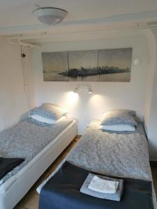 ein Schlafzimmer mit 2 Betten und einem Wandgemälde in der Unterkunft Brahe 65 in Gränna