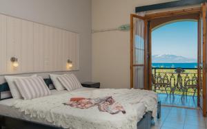 Postel nebo postele na pokoji v ubytování Kavos Psarou Studios & Apartments