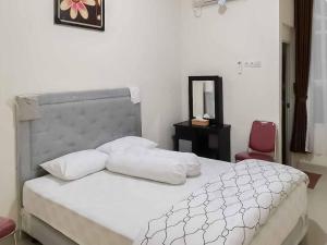 Voodi või voodid majutusasutuse Wisma Talenta Mitra RedDoorz toas