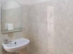 Vannituba majutusasutuses Wisma Talenta Mitra RedDoorz