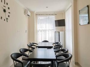 Televiisor ja/või meelelahutuskeskus majutusasutuses Wisma Talenta Mitra RedDoorz