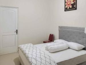Voodi või voodid majutusasutuse Wisma Talenta Mitra RedDoorz toas +5 fotot