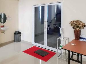 Istumisnurk majutusasutuses Wisma Talenta Mitra RedDoorz
