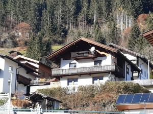 芬肯貝格的住宿－Ferienwohnung Kern，屋顶上设有太阳能电池板的房子