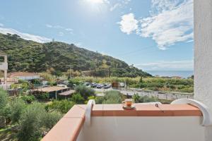 a balcony with a view of a mountain at Appartamento Ramerino in Pomonte