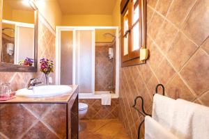 een badkamer met een wastafel en een toilet bij Apartamentos Sierra Tejeda in Alcaucín