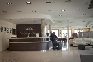 Area lobi atau resepsionis di Hotel Campos de Baeza