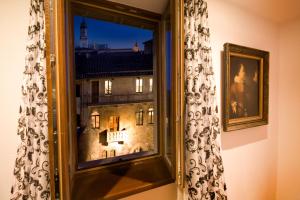 okno z widokiem na budynek w obiekcie Le Suite Di Giulietta w Weronie