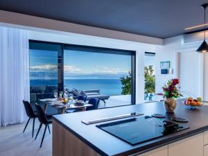 kuchnia i salon z widokiem na ocean w obiekcie Sky Pool VILLA MEDVEJA w mieście Medveja