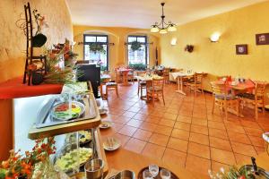a restaurant with tables and chairs and a dining room at Hotel-Pension zum Markt in Torgau