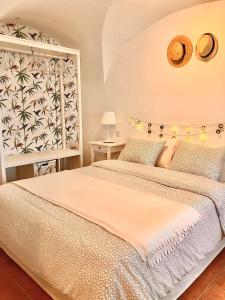 a bedroom with a large white bed with a headboard at Apartamento Turístico Catherine in Trujillo