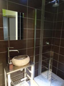 La salle de bains est pourvue d'un lavabo et d'un miroir. dans l'établissement Prehistoric Lodge, à Vallon-Pont-dʼArc