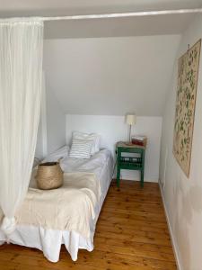 Cama o camas de una habitación en Marys Cafe & Butik