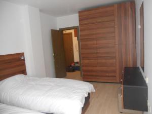 バンスコにあるRoy's Apartment in St John Parkのベッドルーム1室(ベッド1台、ドレッサー、クローゼット付)