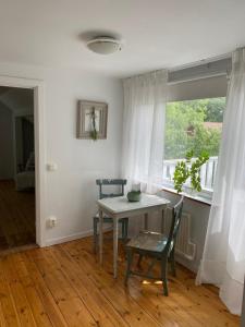 tavolo e sedie in una stanza con finestra di Marys Cafe & Butik a Vallby