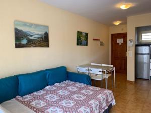 sala de estar con sofá azul, mesa, mesa y mesa en Apartamentos Turísticos Yamasol, en Fuengirola