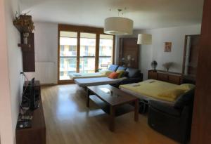 ein Wohnzimmer mit einem Sofa und einem Tisch in der Unterkunft Apartment on the Boulvard in Krakau