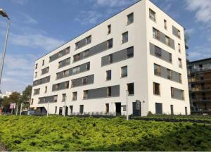 duży biały budynek z wieloma oknami w obiekcie Apartment on the Boulvard w Krakowie
