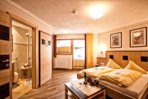 ein Hotelzimmer mit einem Bett und einem Bad in der Unterkunft Aparthotel Fernblick in Fiss