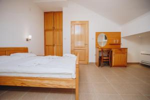 En eller flere senge i et værelse på Eco Winery Lipovac Apartments