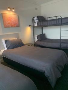 Doonside Hotel客房内的一张或多张床位