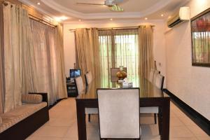 sala de estar con mesa de comedor y sofá en Safari Club 2 Bahria Town, en Rawalpindi