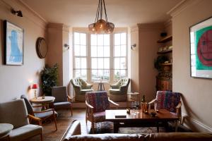 a living room with chairs and a table at Artist Residence Brighton in Brighton & Hove