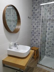 La salle de bains est pourvue d'un lavabo et d'une douche. dans l'établissement EntreSocalcos, à Loriga