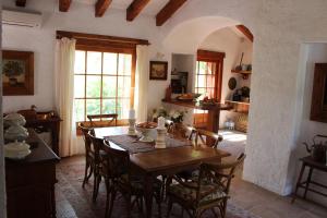 comedor con mesa de madera y sillas en Casa Bourani, en Casares