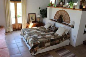 1 dormitorio con 1 cama grande en una habitación en Casa Bourani, en Casares