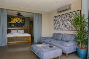 Ένα ή περισσότερα κρεβάτια σε δωμάτιο στο Surfer Caravan Gastro Pub Suites- Adults Only