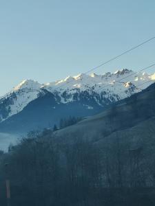 Vue générale sur la montagne ou vue sur la montagne depuis le chalet