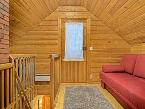 ユッラスヤルヴィにあるHoliday Home Kaltiotievantie 2 mökki 1 by Interhomeのリビングルーム(赤いソファ、窓付)