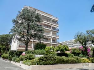 un bâtiment avec un jardin en face dans l'établissement Apartment Les Aliscamps by Interhome, à Cannes